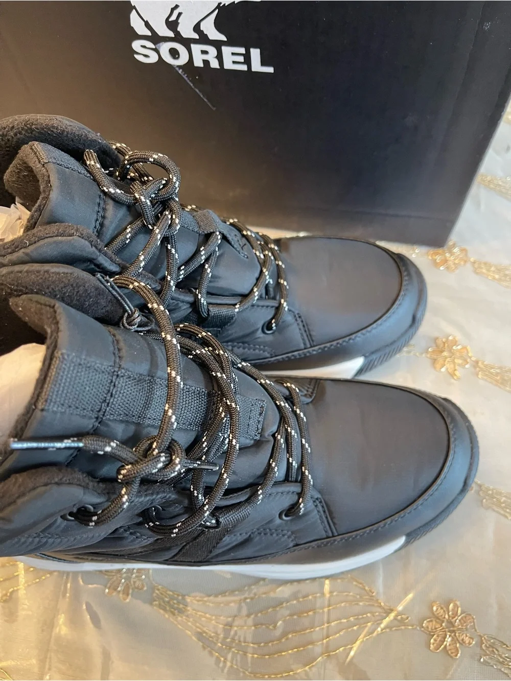 NWB Sorel women’s Whitney lll mid waterproof boots black size 8.5